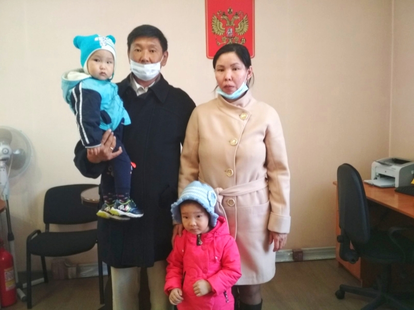Жители села Угдан поженились, родив пятеро детей